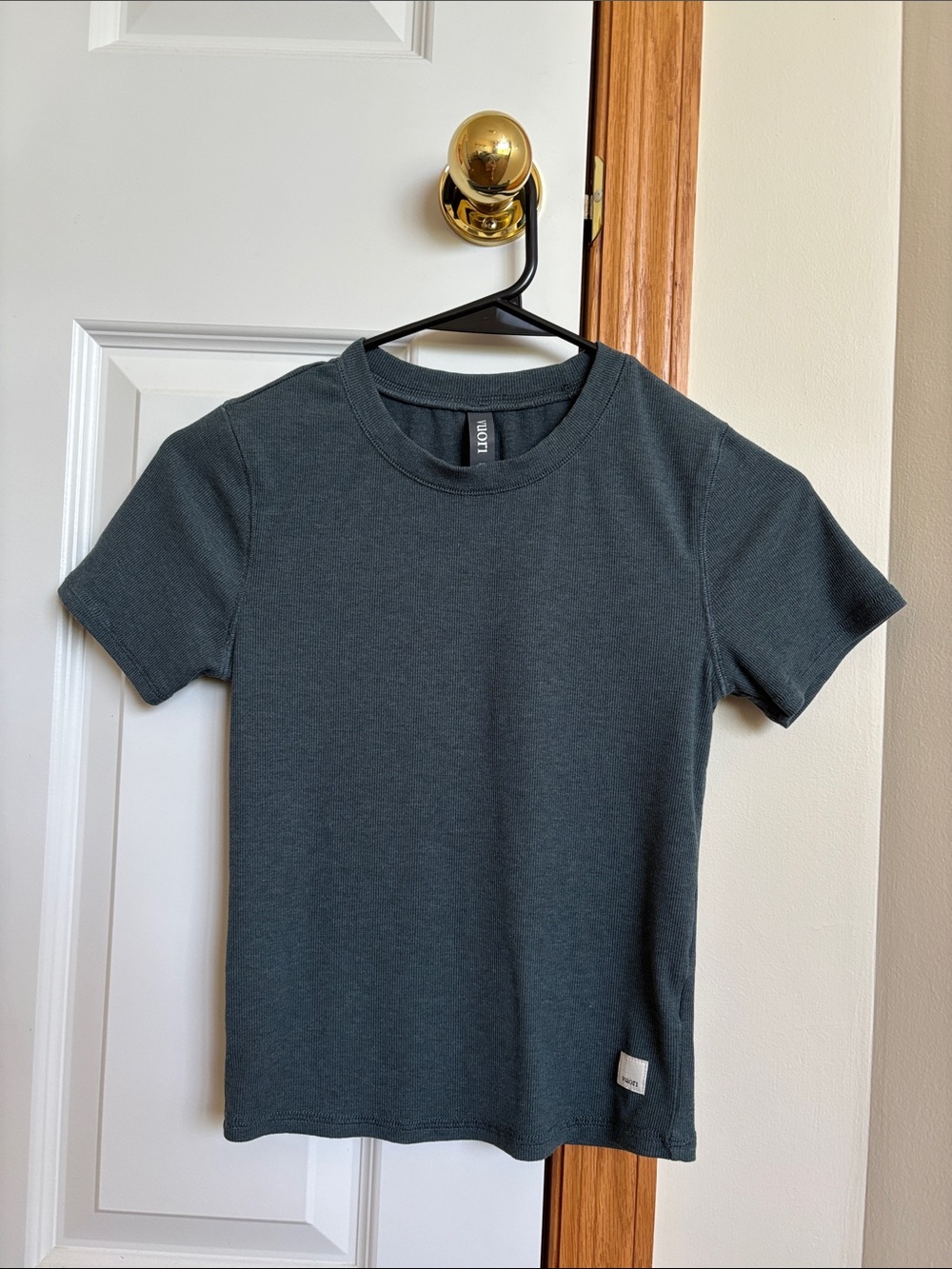 Vuori Pose Tee in Stone Heather